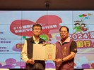 蔣偉民局長頒發廖進隆理事長感謝狀