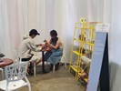 年輕市民於展區體驗牌卡及對話_0_0