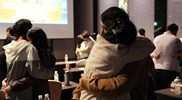 交流會現場伴侶感人時刻