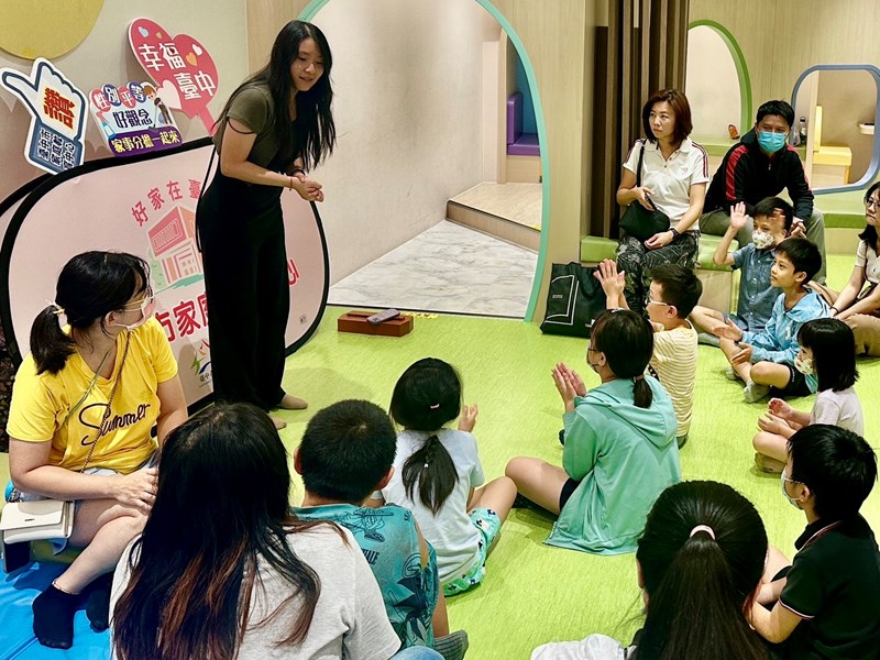 講師講解親子共學相關知能