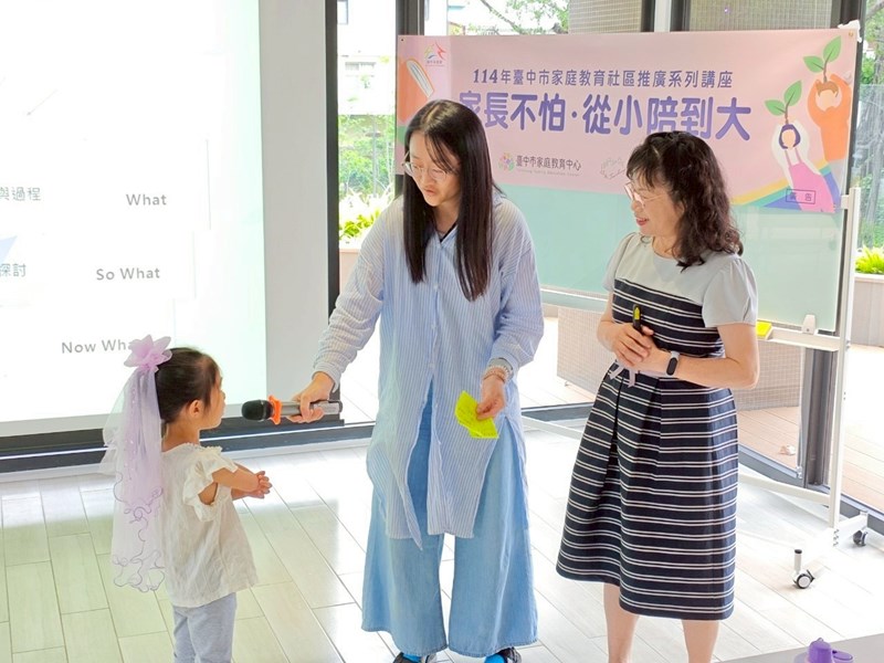 北區太平國小曾娉妍校長引導親子為愛朗讀