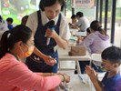啟聰學校施玉琴教師手把手帶領親子手作