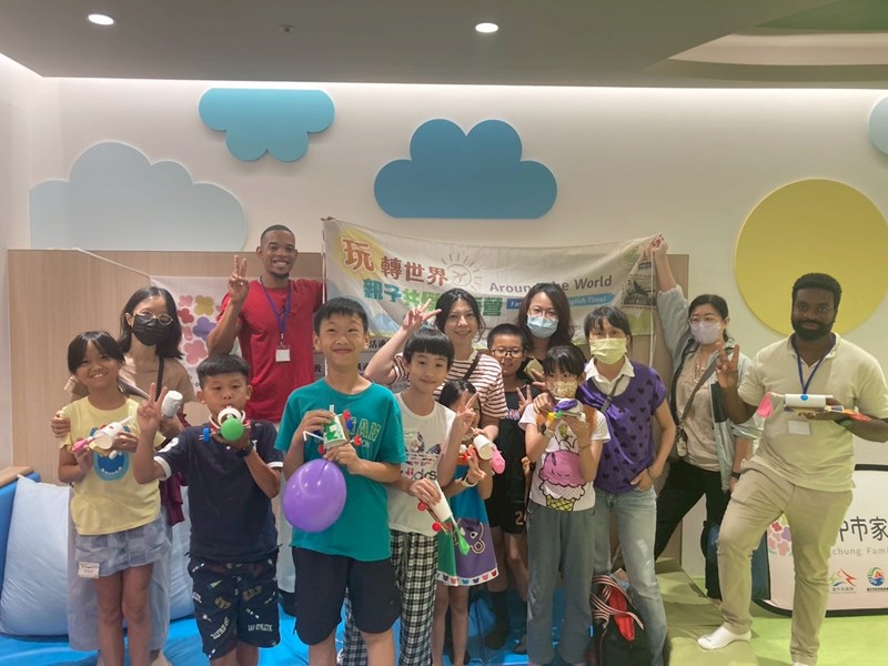 lalaport場次參與家庭合照