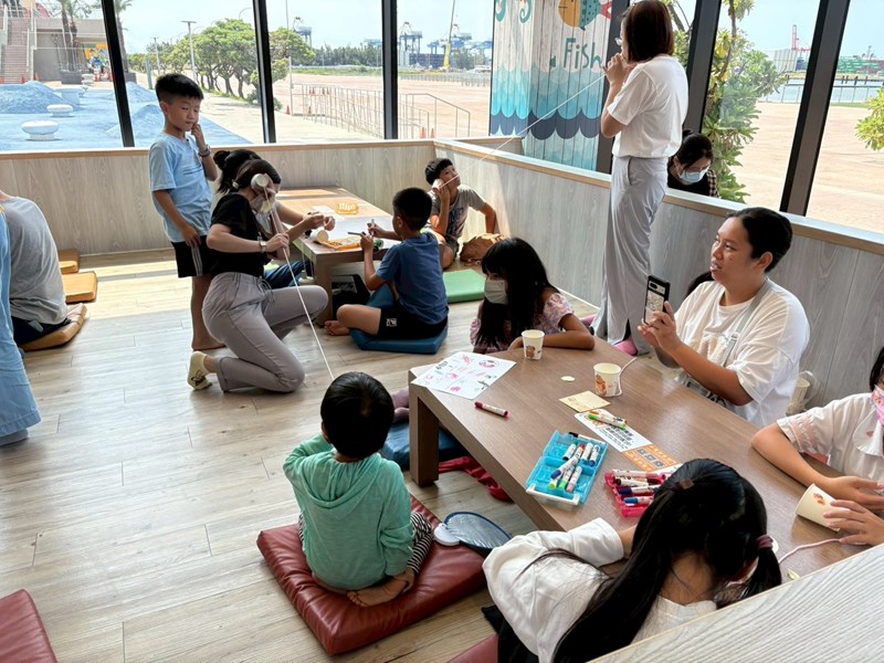 三井outlet場次參與家庭進行親子共學英語活動