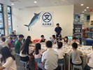 產業故事館工作人員帶領孩子們進行手作體驗
