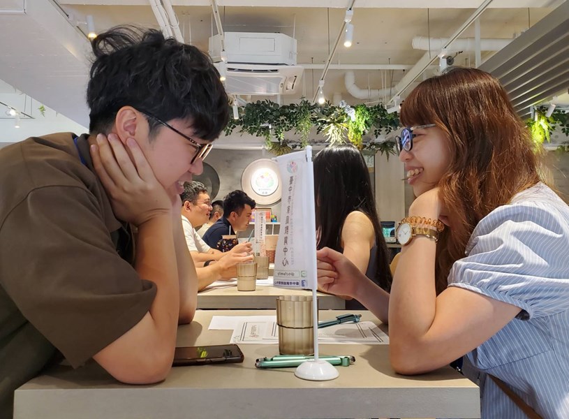 學員(伴侶)學習親密對談交流