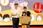 教育局長蔣偉民摸彩及頒發禮品_0