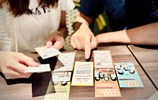民眾使用幸福錦囊作為牌卡進行互動。