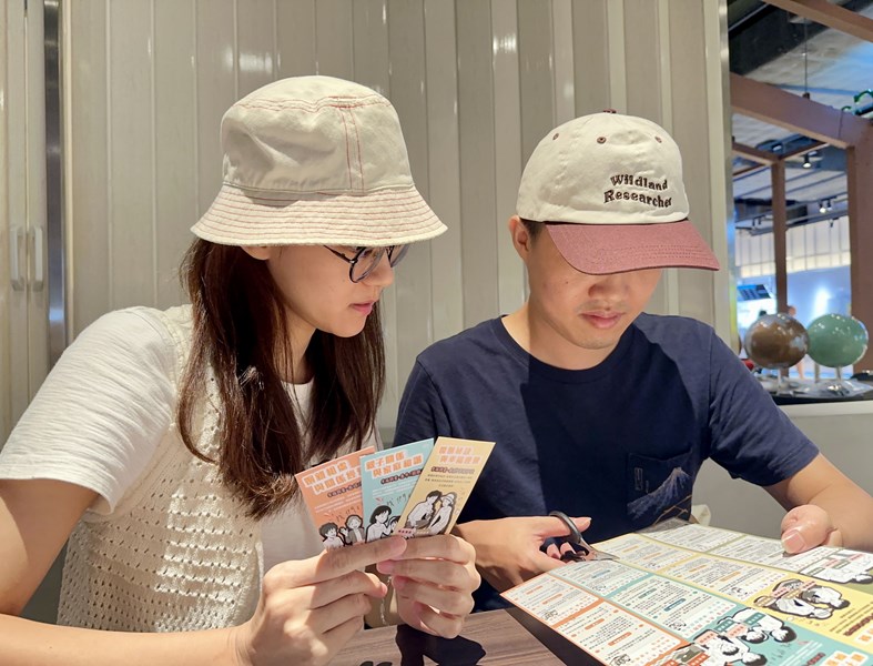 將婚伴侶裁剪幸福錦囊書卡。