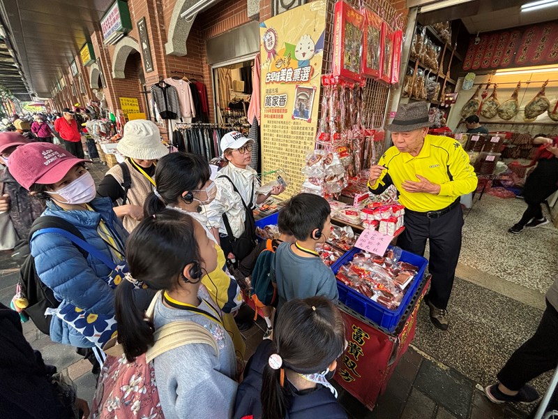 建國市場老闆熱情介紹臘肉製作過程_0
