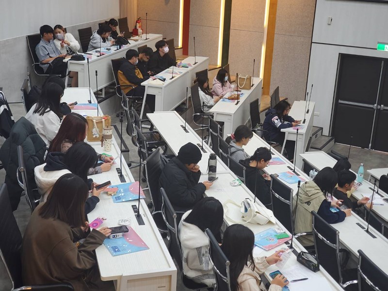 學生專心聆聽與互動