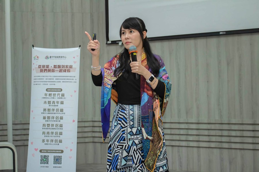 盧美妏諮商心理師以生動活潑的方式帶領課程