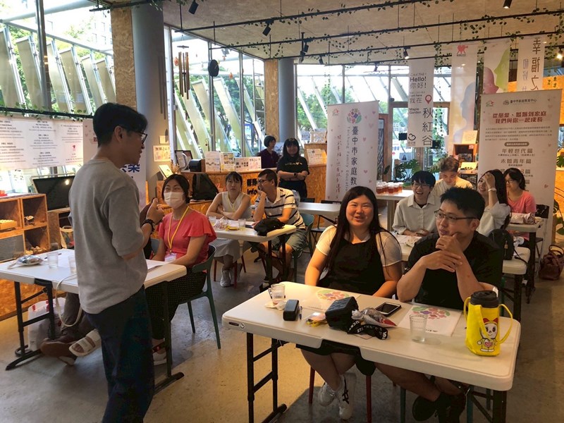 啟程站(將婚者)婚姻教育系列課程講師與學員互動。