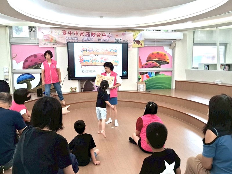 圖4志工與孩子互動