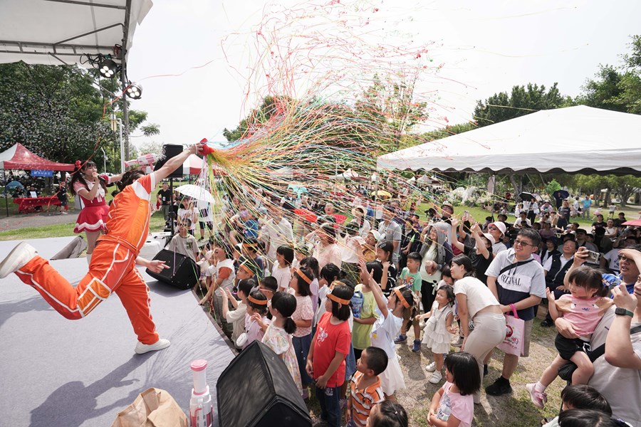 小芙尼哥哥姊姊吸睛表演