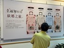 豐原戶政事務所展出婚姻教育主題展覽,吸引民眾駐足參觀。5