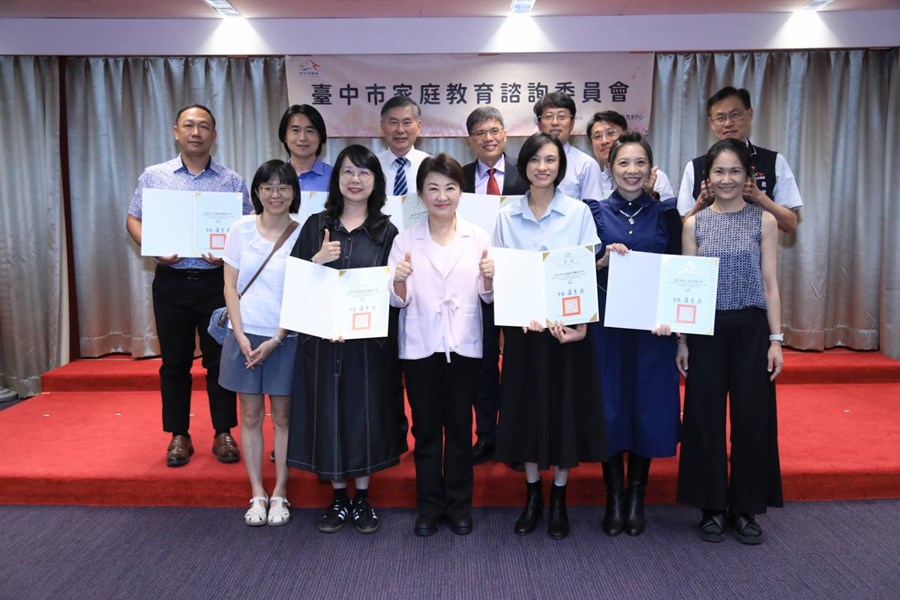 推動家庭教育績優獲獎學校代表與長官合影